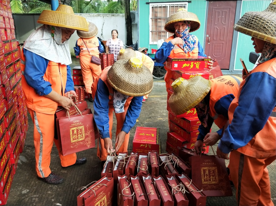 ? ?“中秋佳節(jié)、情暖職工” ? ? ? ? ?-----明佳集團(tuán)黨支部及工會組織開展中秋慰問活動